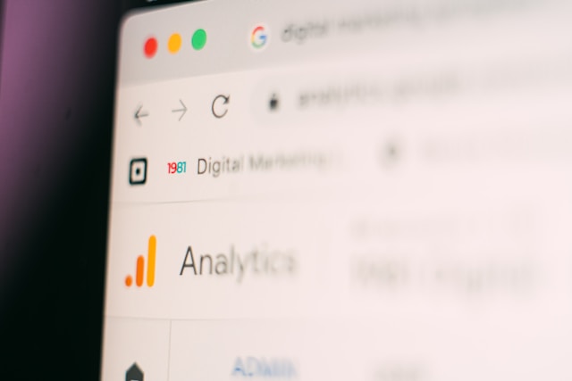 Close-up van een computerscherm met een webbrowser geopend op Google Analytics-pagina voor digitale marketing.